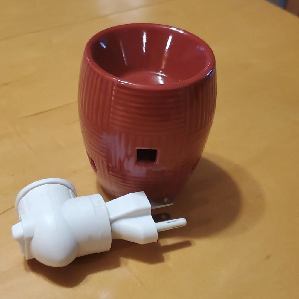 Scentsy Red Weave small plugin EUC ❤️ Great condition 4" height - Picture 4 of 5